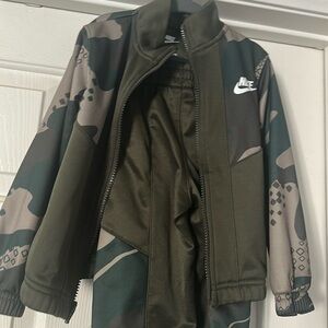 Nike Green and Tan Matching Set with Camouflage Design